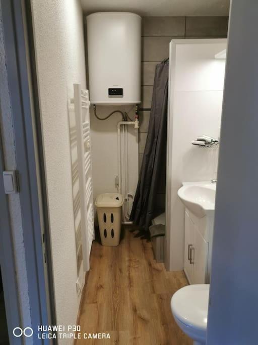 Joyeuse, Superbe Appartement D'Environs 30M2. Ngoại thất bức ảnh